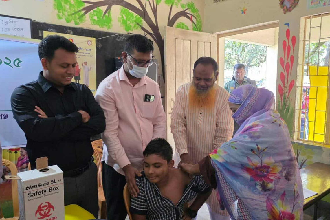 শিবগঞ্জের টাইফয়েড টিকাদান কর্মসূচির উদ্বোধন 