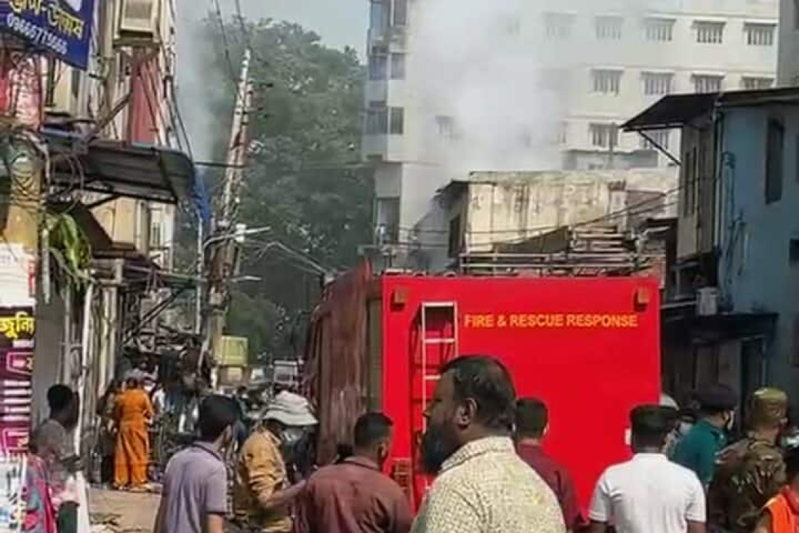  🔥 রূপনগরে গার্মেন্টস ও কেমিক্যাল গোডাউনে ভয়াবহ আগুন