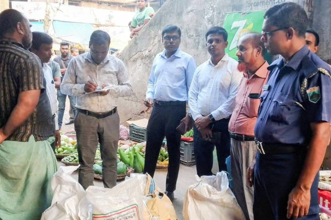 চাঁপাইনবাবগঞ্জে নিষিদ্ধ পলিথিনের বিরুদ্ধে মোবাইল কোর্ট পরিচালনা