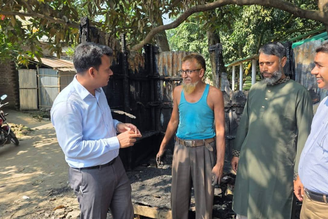 শিবগঞ্জে পাইলিং মোড়ে আগুনে ক্ষতিগ্রস্ত দোকানদারের পাশে উপজেলা প্রশাসন