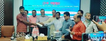 চাঁপাইনবাবগঞ্জে সড়ক দুর্ঘটনায় নিহত পরিবারের মাঝে চেক বিতরণ