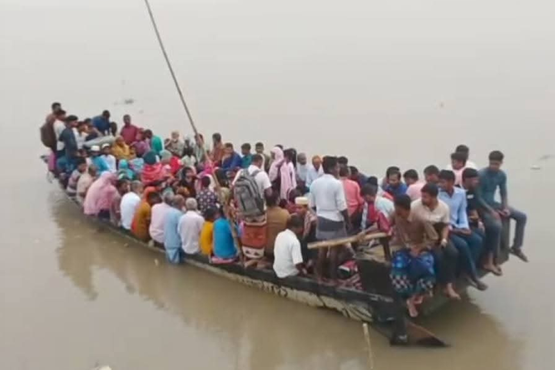 নারায়ণপুরে পদ্মা নদীতে নৌকায় অতিরিক্ত যাত্রী পারাপার: বড় দুর্ঘটনার আশঙ্কা