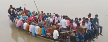 নারায়ণপুরে পদ্মা নদীতে নৌকায় অতিরিক্ত যাত্রী পারাপার: বড় দুর্ঘটনার আশঙ্কা