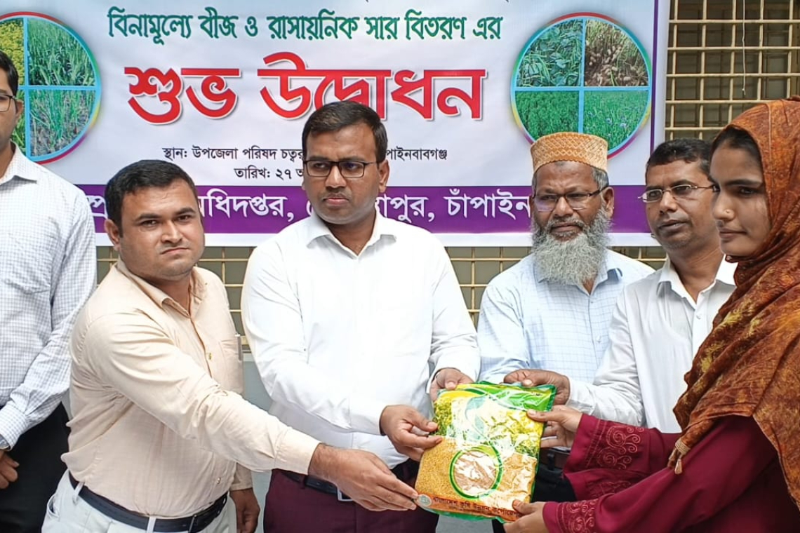 ‎গোমস্তাপুরে কৃষকদের মাঝে  কৃষি প্রনোদনার বীজ ও সার বিতরণ