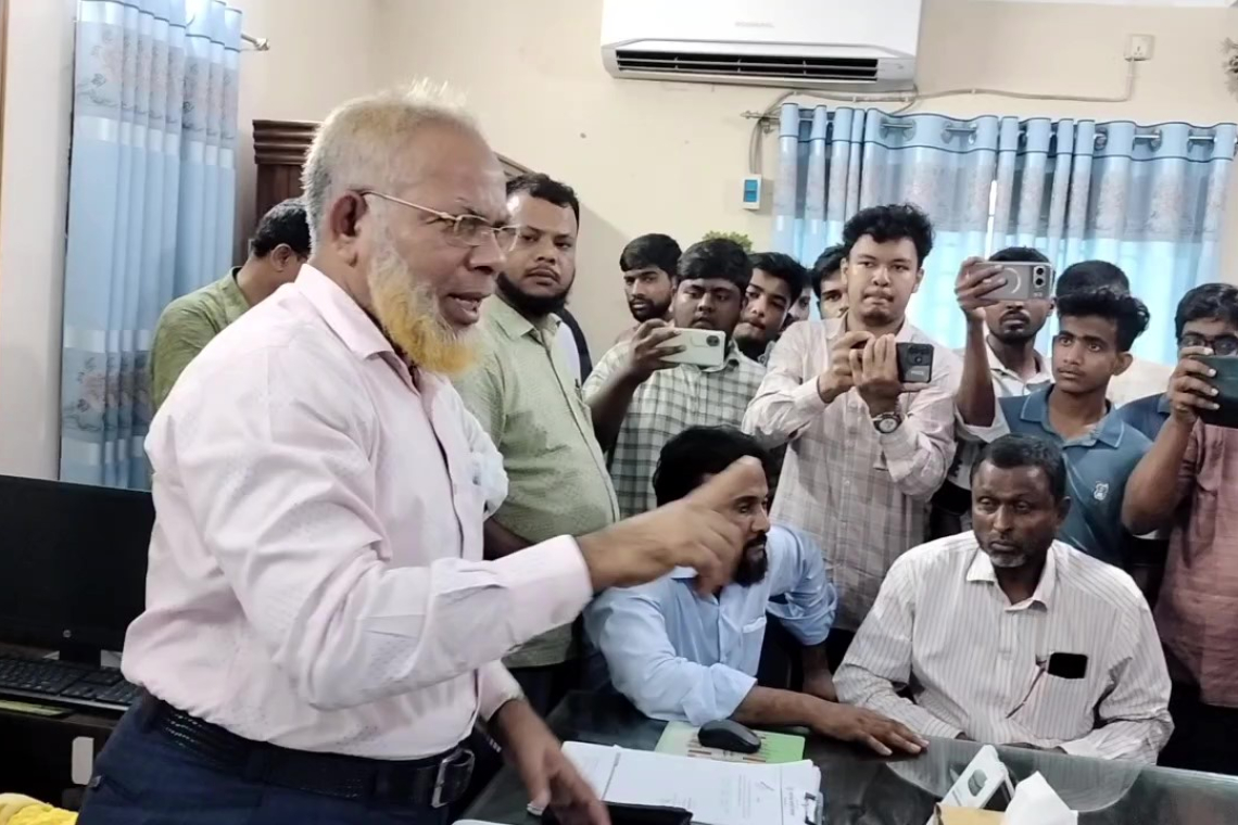 ১৯ দাবীতে ৩ ঘন্টা নবাবগঞ্জ সরকারি কলেজের অধ্যক্ষকে অবরুদ্ধ