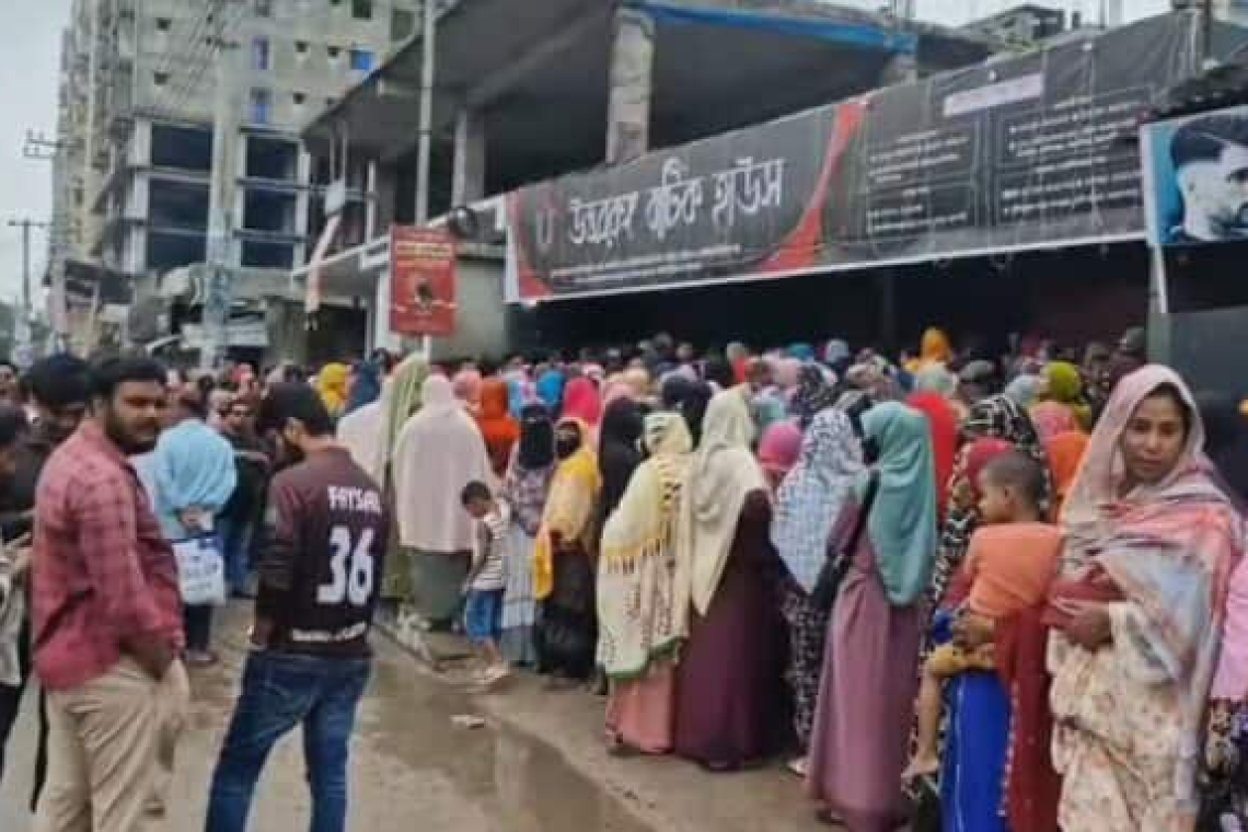 থ্রিপিসের লোভে লাইন, শেষে তালা— চাঁপাইনবাবগঞ্জে বাটিক হাউসের প্রতারণা নাটক!