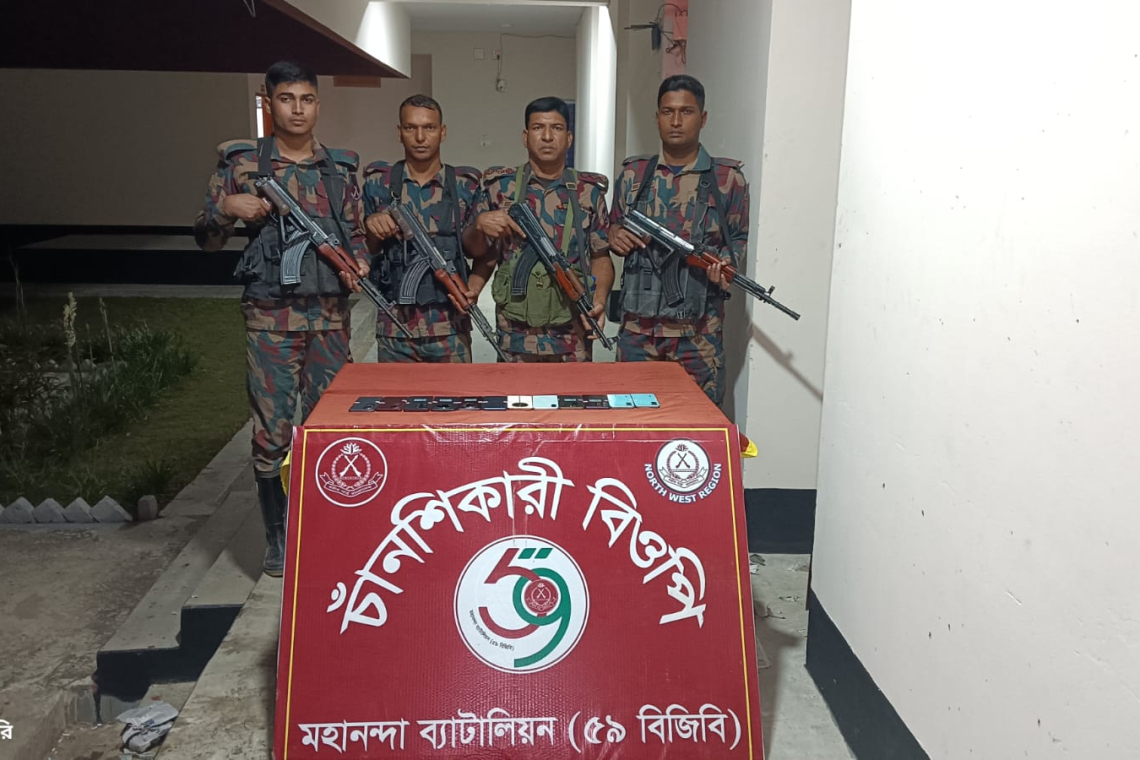 ভোলাহাট সীমান্তে  এবার চোরাই মোবাইল ফোন জব্দ করল বিজিবি