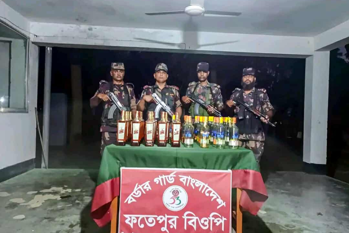 শিবগঞ্জ সীমান্তে বিজিবির অভিযান: পুকুর থেকে ৪৩ বোতল ভারতীয় মদ জব্দ