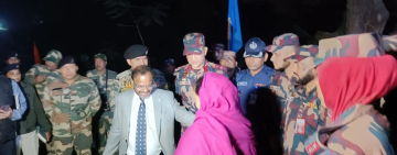 অমানবিক পুশইনের শিকার অন্তঃসত্ত্বা ভারতীয় নারী সোনালী খাতুনকে বিএসএফের নিকট হস্তান্তর করলো বিজিবি