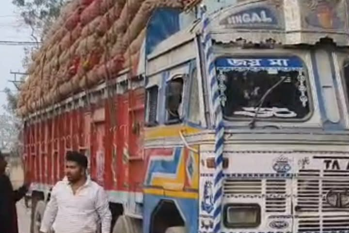সোনামসজিদ দিয়ে শুরু হলো পেঁয়াজ আমদানির নতুন ধাপ: প্রথম দিনেই ৬০ টন
