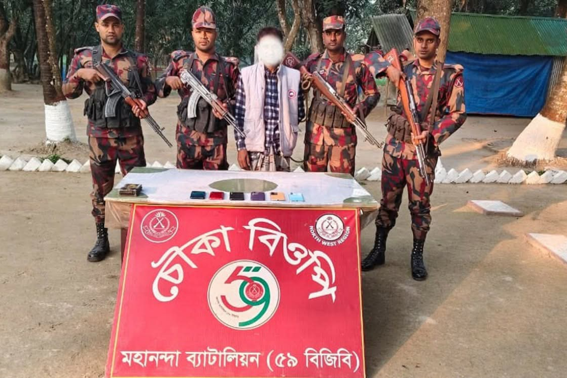 শিবগঞ্জ সীমান্ত হতে ছয়টি  চোরাই মোবাইলসহ চোরা কারবারি গ্রেফতার 