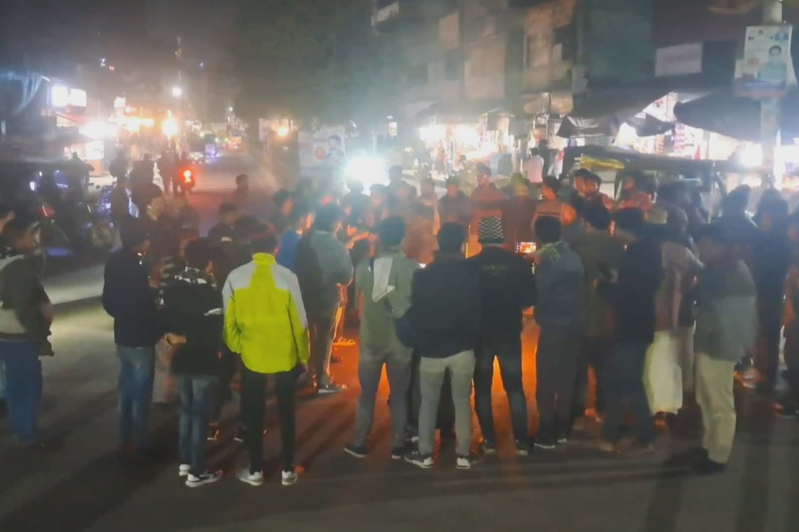 চাঁপাইনবাবগঞ্জে ইনক্লাব মঞ্চের মুখপাত্র হাদীকে গুলির প্রতিবাদে রাস্তায় আগুন জালিয়ে বিক্ষোভ মিছিল 