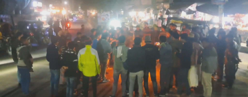 চাঁপাইনবাবগঞ্জে ইনক্লাব মঞ্চের মুখপাত্র হাদীকে গুলির প্রতিবাদে রাস্তায় আগুন জালিয়ে বিক্ষোভ মিছিল 