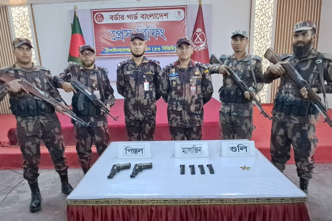 শিবগঞ্জ সীমান্তে বিজিবির বিশেষ অভিযান: ২টি বিদেশি পিস্তল ও গুলি উদ্ধার