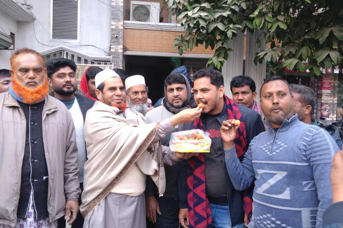 তারেক রহমানের আগমনে শিবগঞ্জে মিষ্টি বিতরণ 