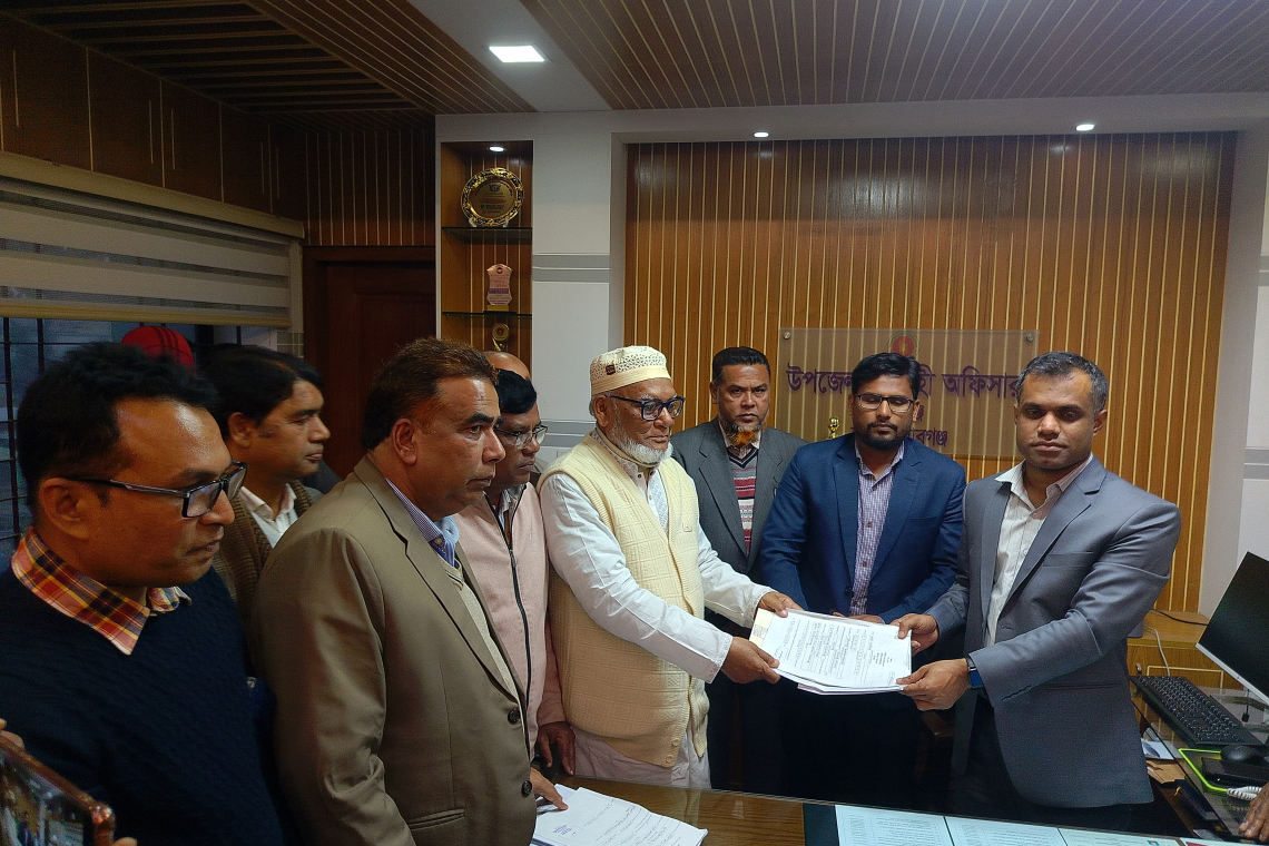 চাঁপাইনবাবগঞ্জের দুই আসনে বিএনপির মনোনয়ন দাখিল, নেতাকর্মীদের ভিড়