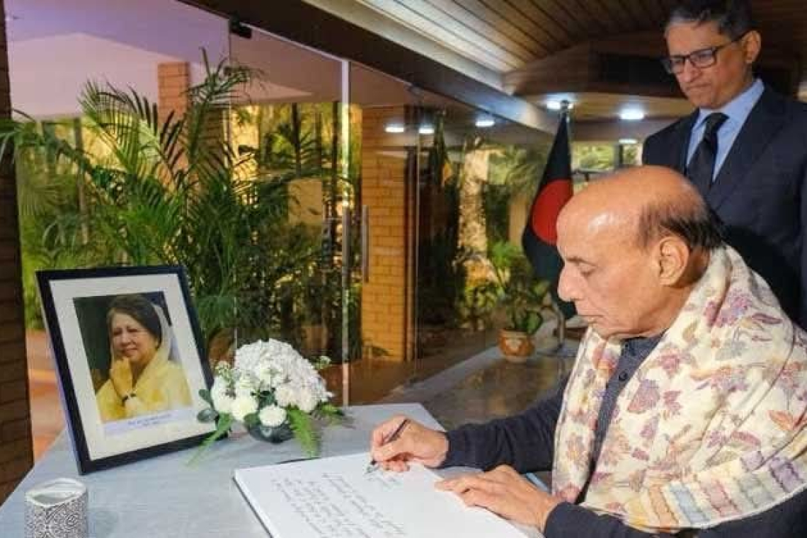 খালেদা জিয়ার প্রয়াণে শোক: দিল্লিতে বাংলাদেশ হাইকমিশনে রাজনাথ সিংয়ের শ্রদ্ধা