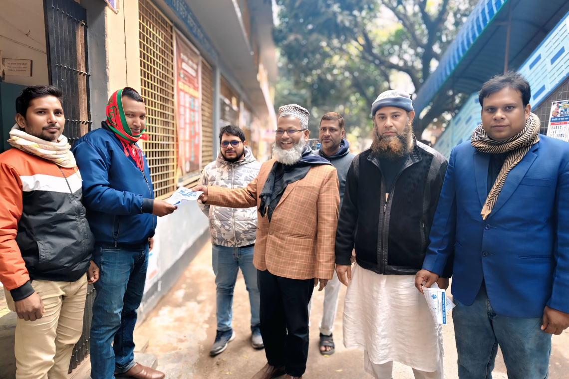 রহনপুর পৌরসভার উদ্যোগে গনভোটের লিফলেট বিতরণ 