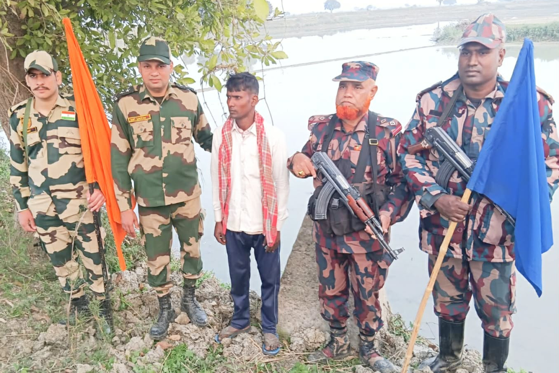 গোমস্তাপুর  সীমান্ত দিয়ে ভারতীয় নাগরিককে ফেরত 