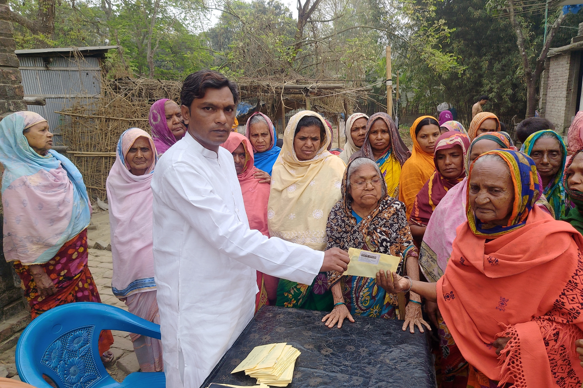 ঈদ উপলক্ষে শিবগঞ্জে অসহায়দের মাঝে যাকাত ফান্ড থেকে নগদ অর্থ ও বস্ত্র বিতরণ