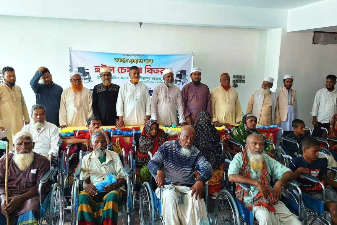 গোমস্তাপুরে ২০ জন প্রতিবন্ধী পেল হুইল চেয়ার 