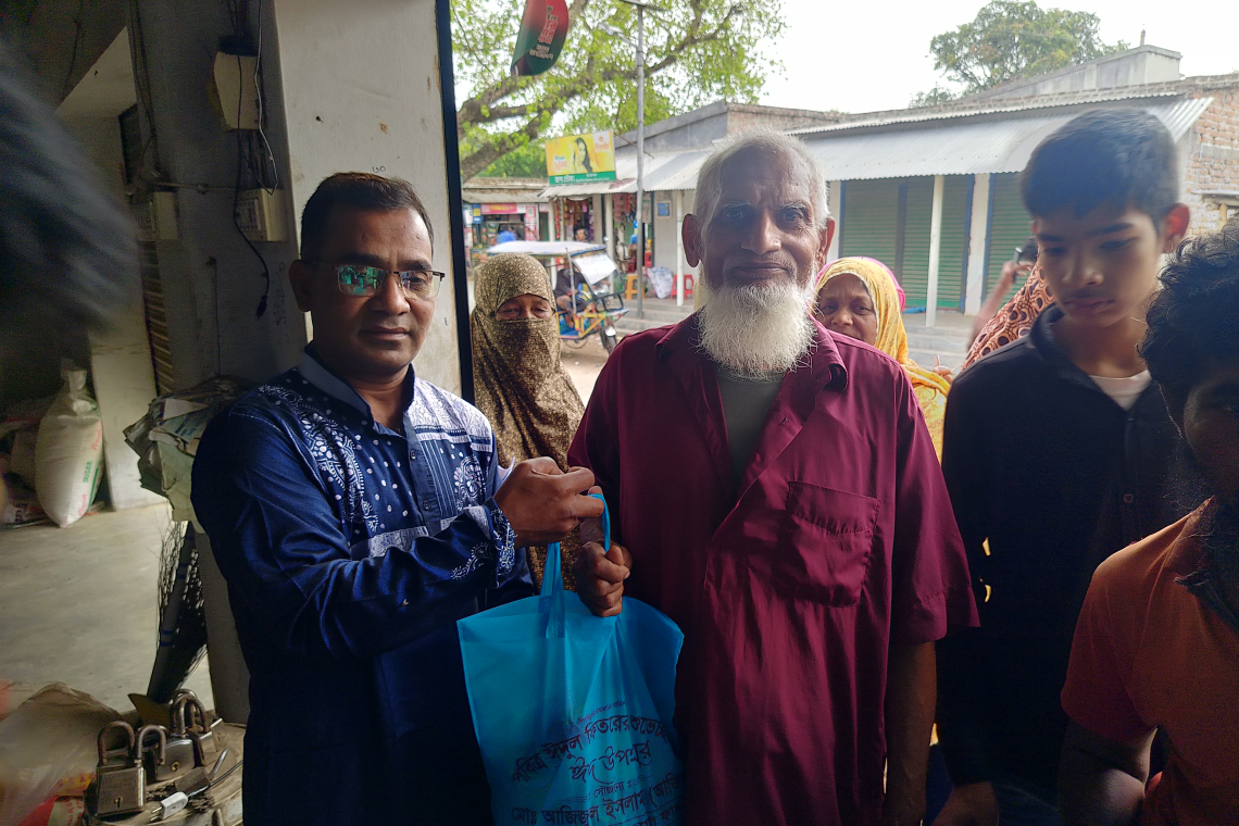 শিবগঞ্জে ২০০ অসহায় পরিবারের মাঝে ঈদ উপহার বিতরণ