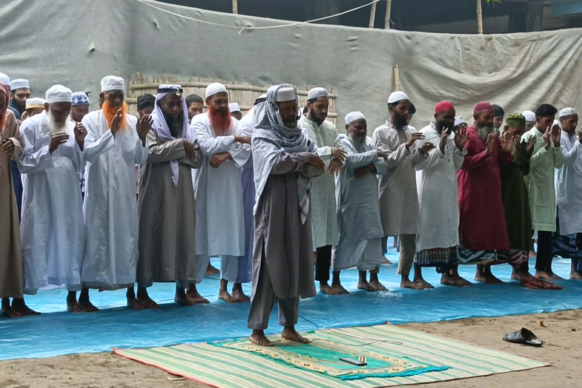 🕌 সৌদির সাথে মিল রেখে চাঁপাইনবাবগঞ্জে আগাম ঈদ উদযাপন, কয়েকটি গ্রামে ঈদুল ফিতরের জামাত অনুষ্ঠিত