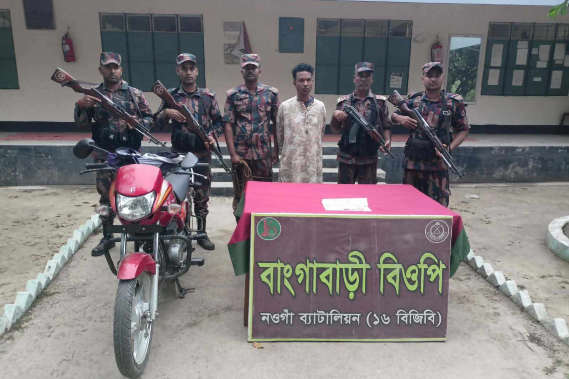 চাঁপাইনবাবগঞ্জের গোমস্তাপুর উপজেলায় অভিযান চালিয়ে ২৪৫ পিস ইয়াবা ট্যাবলেটসহ একজনকে আটক করেছে বাংগাবাড়ী বিওপির টহল দল।