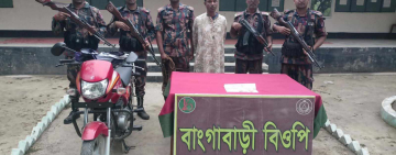 চাঁপাইনবাবগঞ্জের গোমস্তাপুর উপজেলায় অভিযান চালিয়ে ২৪৫ পিস ইয়াবা ট্যাবলেটসহ একজনকে আটক করেছে বাংগাবাড়ী বিওপির টহল দল।