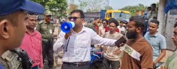 অ্যাপসের মাধ্যমে তেল বিক্রি শুরু চাঁপাইনবাবগঞ্জে: প্রথম দিনেই নিয়ম ভাঙায় ২ গ্রাহকের শাস্তি
