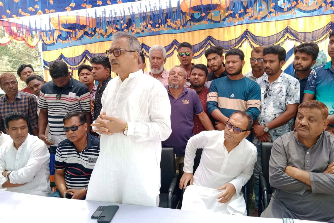 গোমস্তাপুরে বিএমডি এর বিভিন্ন উন্নয়ন প্রকল্প পরিদর্শনে জেলা পরিষদের প্রশাসক 