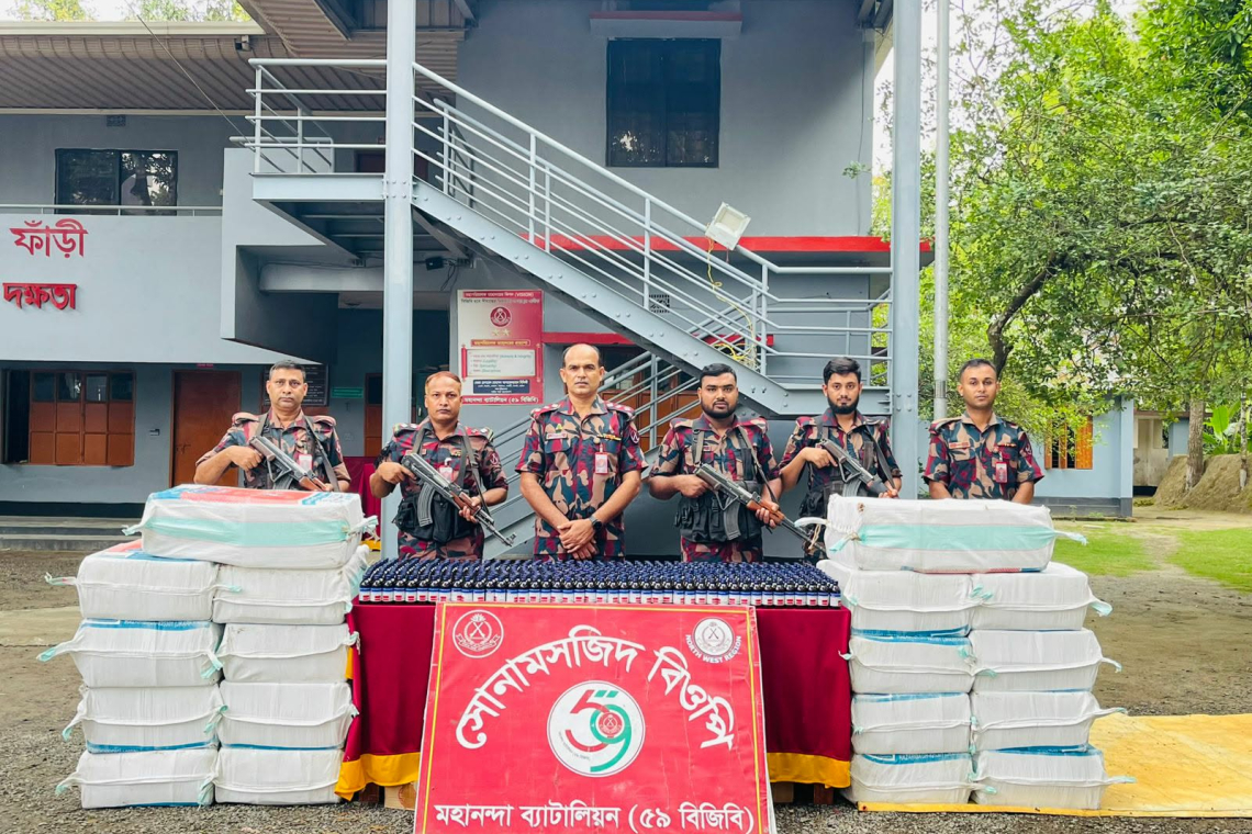 শিবগঞ্জ সোনামসজিদ  সীমান্ত ভারতীয় ট্রাক সহ ৫,৯৩৫ বোতল নেশা জাতীয় সিরাপ জব্দ 