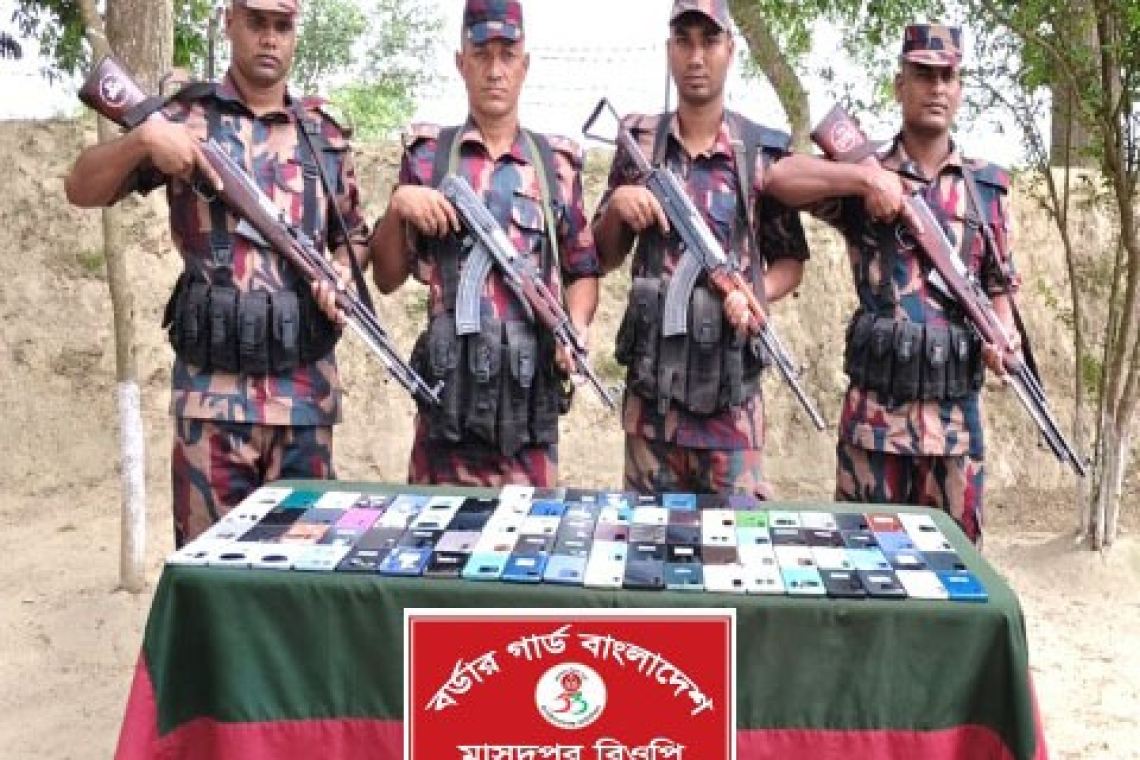 চাঁপাইনবাবগঞ্জ সীমান্তে ৮৮টি ভারতীয় চোরাই মোবাইল ফোন জব্দ, মূল্য প্রায় ২৮ লাখ টাকা