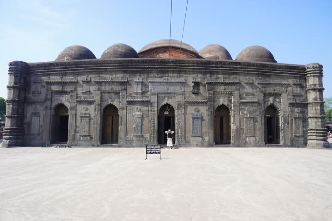 ঝুঁকিতে ঐতিহাসিক সোনা মসজিদ: ভারী যান চলাচলে ফাটল, ধসের আশঙ্কা!
