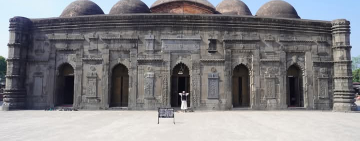 ঝুঁকিতে ঐতিহাসিক সোনা মসজিদ: ভারী যান চলাচলে ফাটল, ধসের আশঙ্কা!