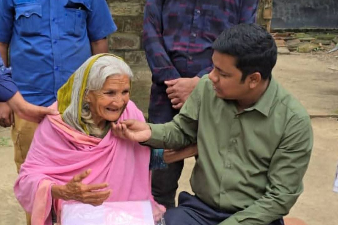 মানবিকতার দৃষ্টান্ত: ৮০ বছর বয়সী রংফুল বেগমের পাশে শিবগঞ্জ উপজেলা প্রশাসন