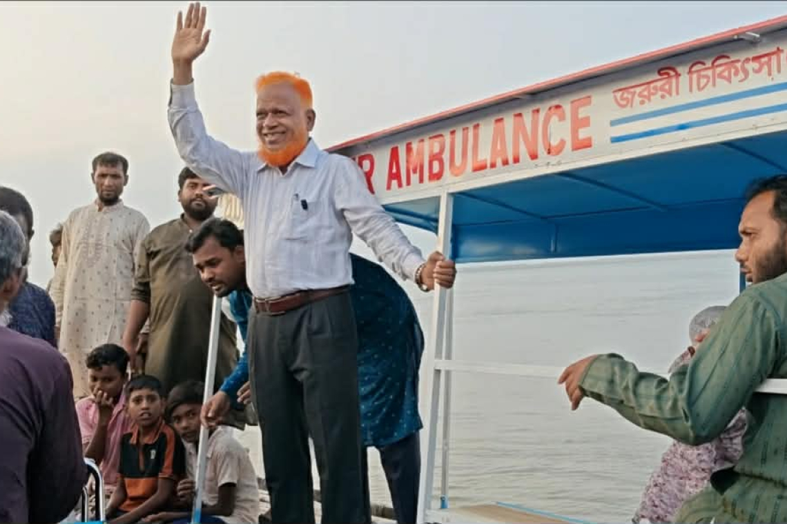 চাঁপাইনবাবগঞ্জের চর  অঞ্চলের মানুষের জন্য পদ্মা নদীতে নো অ্যাম্বুলেন্স এর উদ্বোধন 