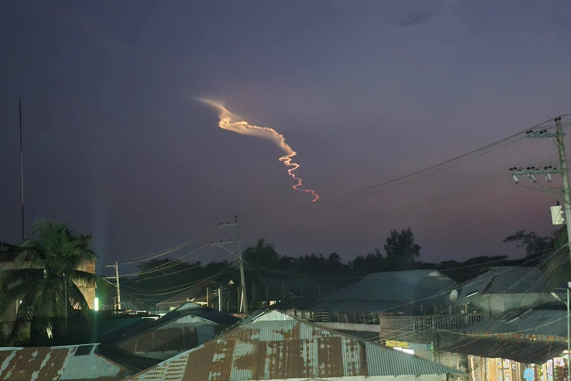পায়রা বন্দরের আকাশে রহস্যময় আলোর রেখা, স্থানীয়দের মধ্যে কৌতূহল