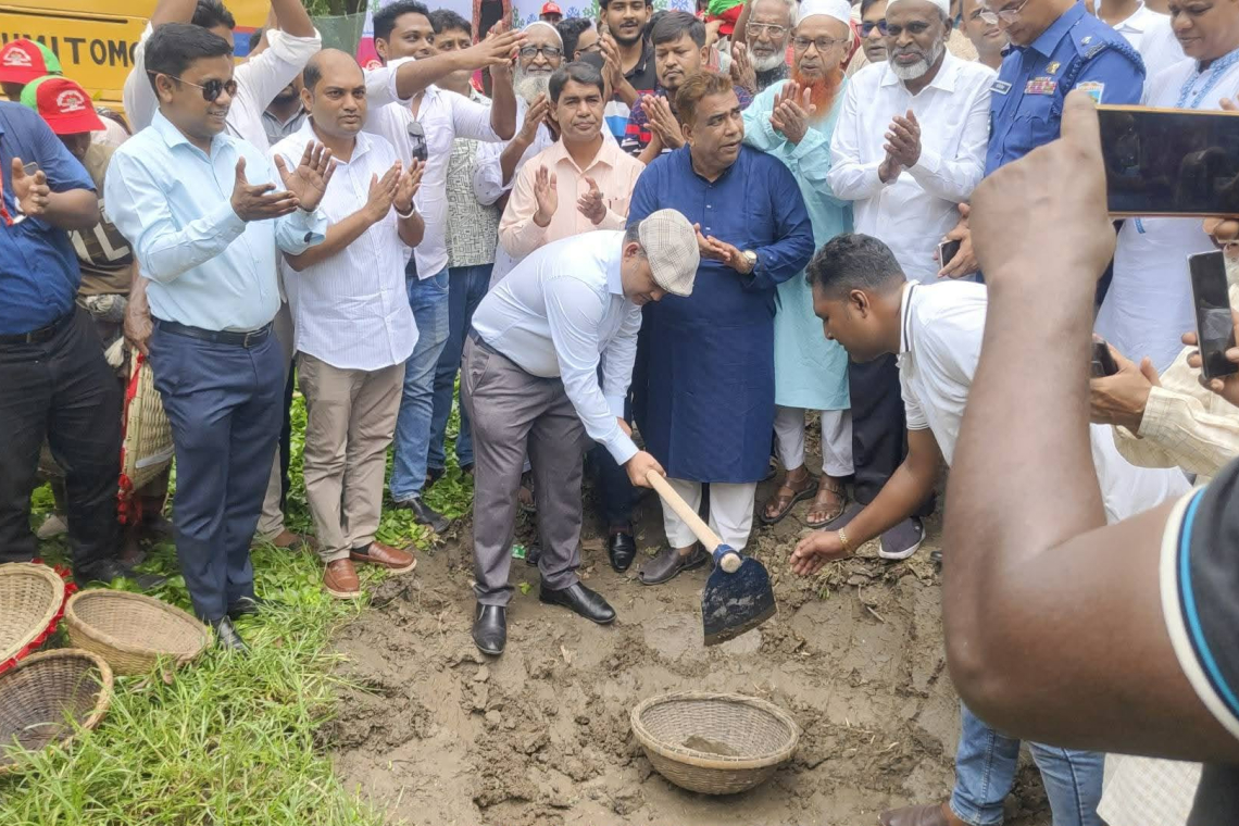 চাঁপাইনবাবগঞ্জে খাল পুনঃখনন কর্মসূচির উদ্বোধন করলেন প্রধানমন্ত্রীর বিশেষ সহকারী