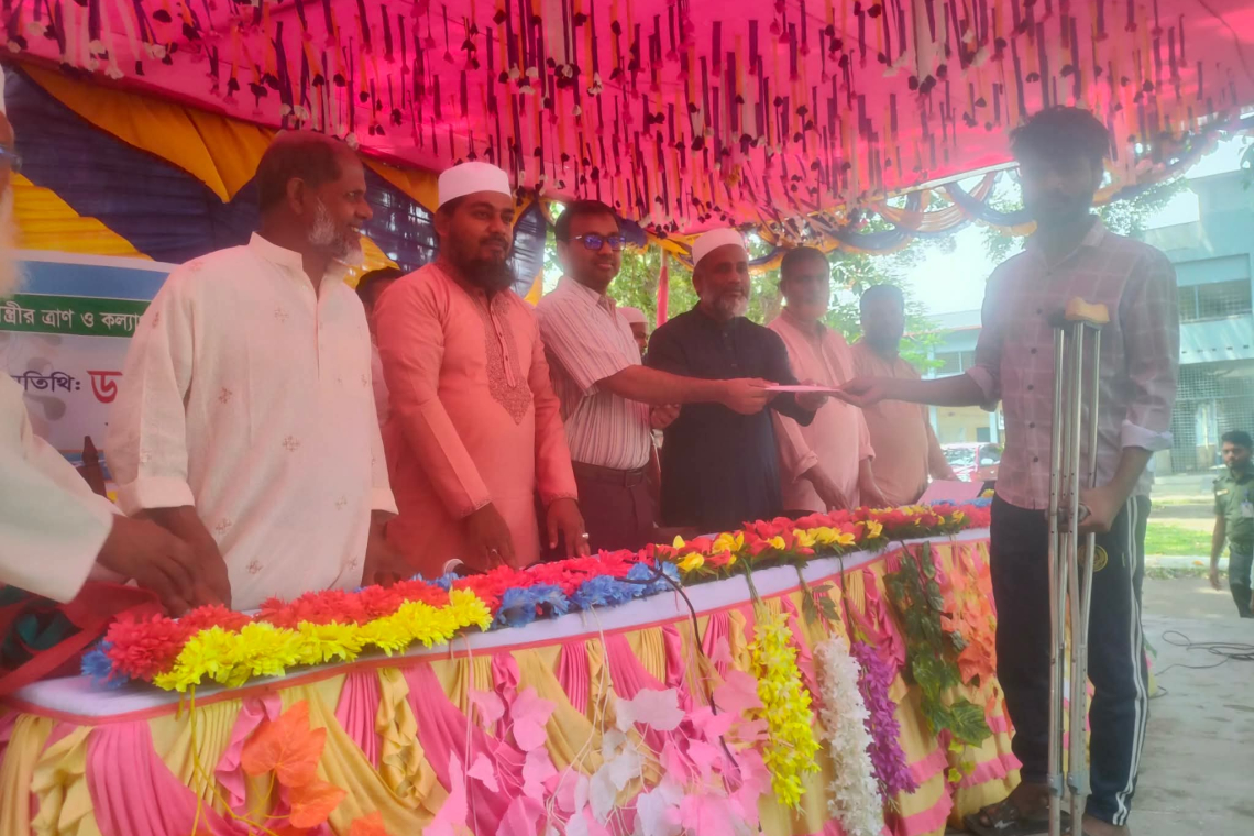 গোমস্তাপুরে প্রধানমন্ত্রীর ঈদ উপহার বিতরণ, উপকৃত ২০০ অসহায় পরিবার