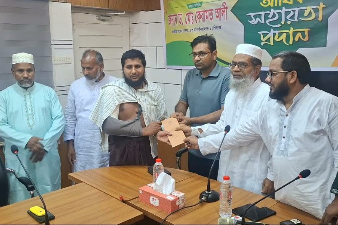 শিবগঞ্জে সংসদ সদস্যর ঐচ্ছিক তহবিল থেকে অসহায় দুস্থদের আর্থিক সহায়তা প্রদান 