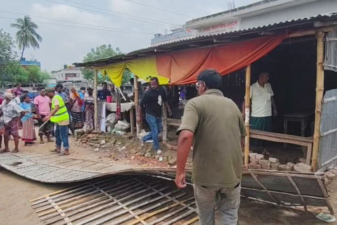 কানসাট আমবাজারে অবৈধ দখল উচ্ছেদে প্রশাসনের অভিযান, ভাঙা হলো একাধিক স্থাপনা
