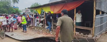 কানসাট আমবাজারে অবৈধ দখল উচ্ছেদে প্রশাসনের অভিযান, ভাঙা হলো একাধিক স্থাপনা