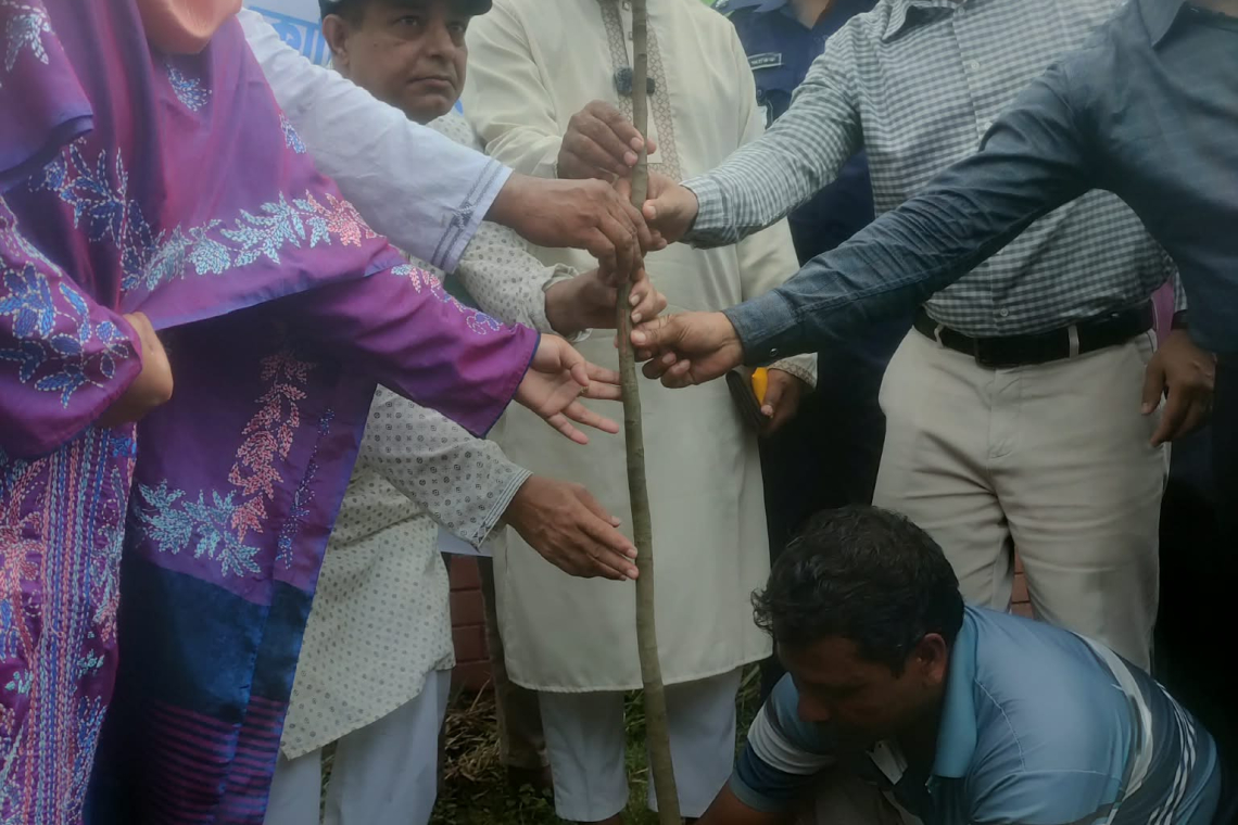 গোমস্তাপুরে বৃক্ষরোপণ অভিযান উদ্বোধন 