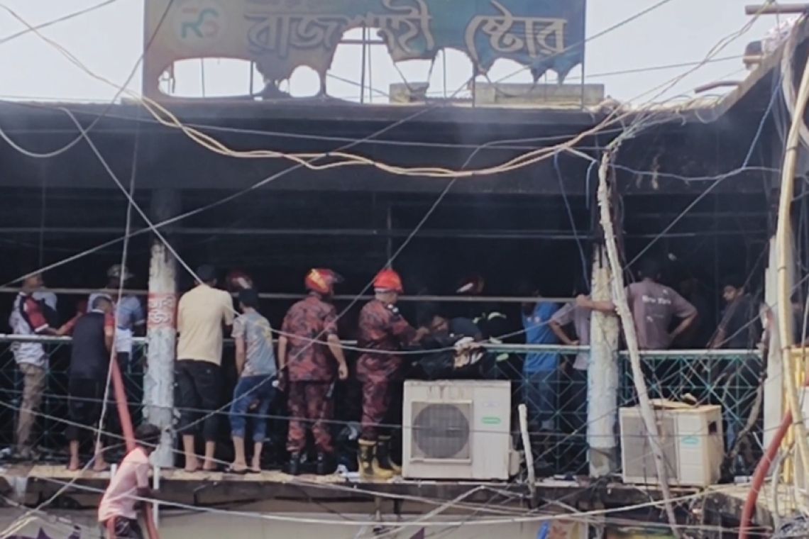 চাঁপাইনবাবগঞ্জ নিউ মার্কেটে ভয়াবহ অগ্নিকাণ্ড, পুড়ে ছাই একাধিক দোকান