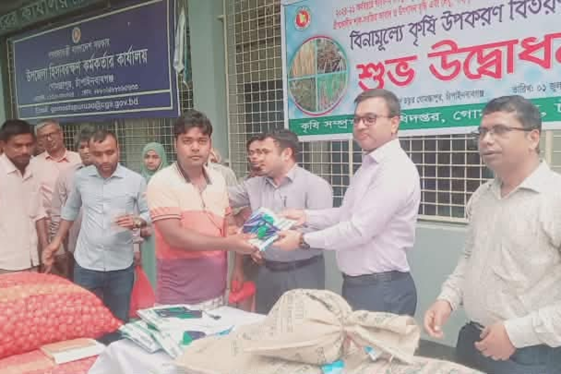 গোমস্তাপুরে কৃষি প্রণোদনা কর্মসূচির উদ্বোধন, ক্ষুদ্র ও প্রান্তিক কৃষকদের মাঝে বিনামূল্যে বীজ-সার বিতরণ শুরু