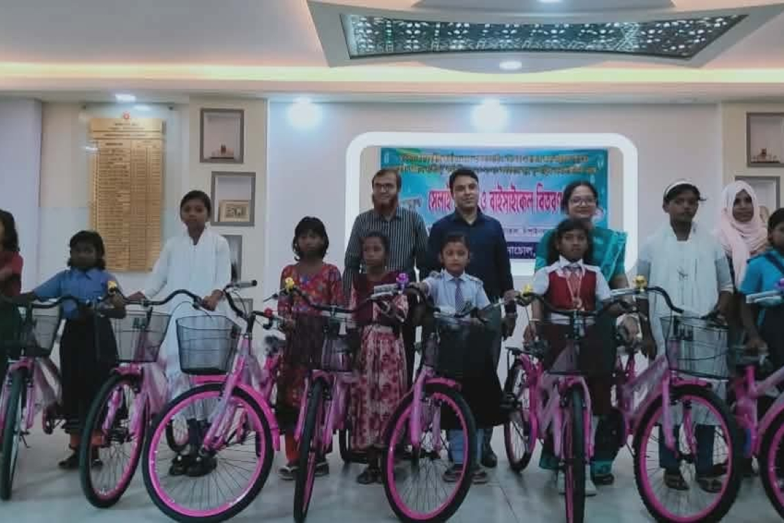 নাচোলে ক্ষুদ্র নৃতাত্ত্বিক জনগোষ্ঠীর শিক্ষার্থীদের মাঝে বাইসাইকেল ও শিক্ষা বৃত্তি বিতরণ