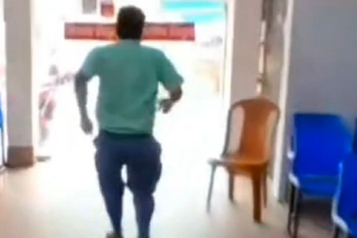 অফিস ফাঁকি দিয়ে প্রাইভেট হাসপাতালে চিকিৎসা, সাংবাদিক দেখে দৌড়ে পালালেন চিকিৎসক