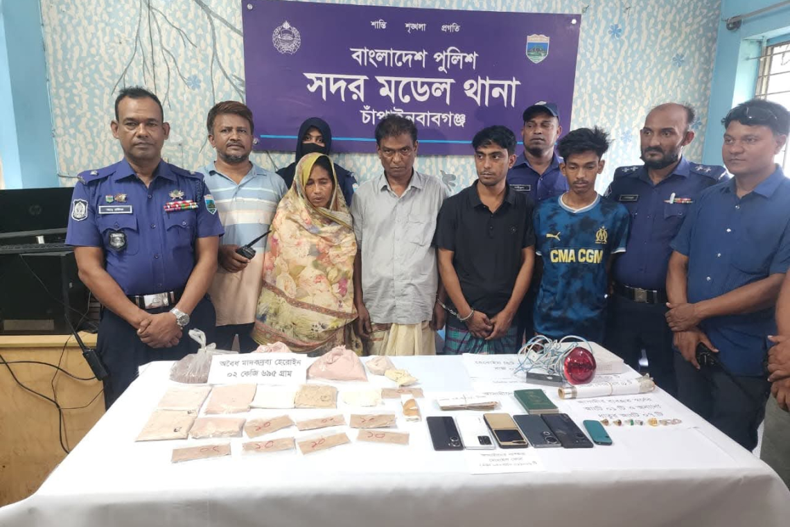 চাঁপাইনবাবগঞ্জে বিশেষ অভিযানে ২ কেজি ৬৯৫ গ্রাম কথিত হেরোইন উদ্ধার, একই পরিবারের ৪ জন গ্রেফতার