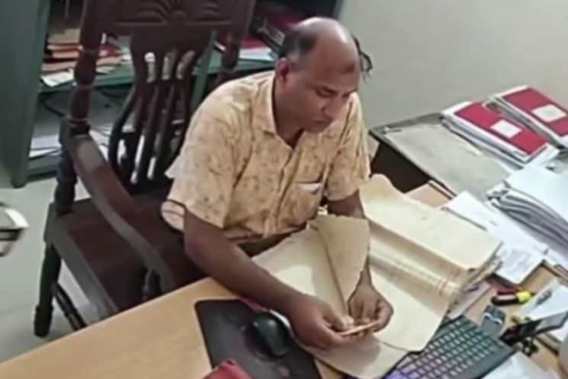 ভোলাহাটে তহসিলদারের বিরুদ্ধে ঘুষ নেওয়ার অভিযোগ, টাকা গ্রহণের ভিডিও ভাইরাল